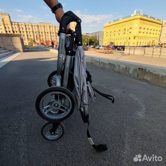 Продам прогулочную коляску