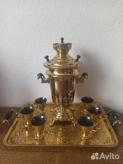Декоративный самовар с рюмками на подносе СССР