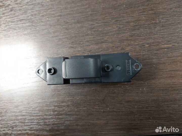 Кнопка стеклоподъемника задняя правая Mitsubishi