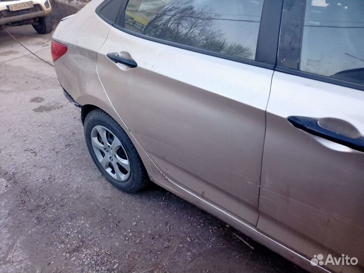 Hyundai solaris стекло задней правой двери