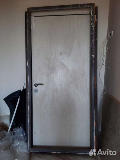 Дверь входная металлическая от застройщика б/у