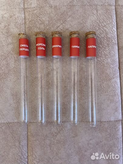 Пробирки для специй на деревянной подставке