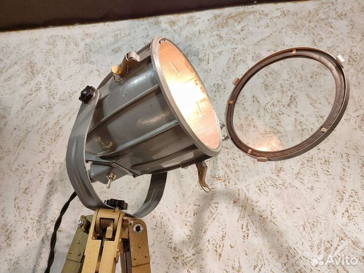 Прожектор на штативе