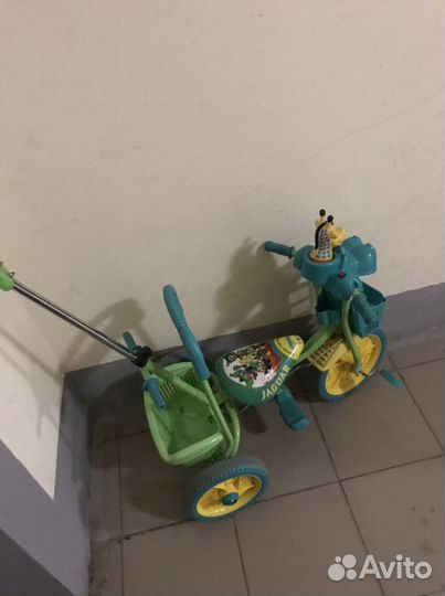 Детский велосипед с ручкой