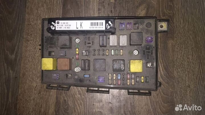 Блок предохранителей Opel Astra H GTC