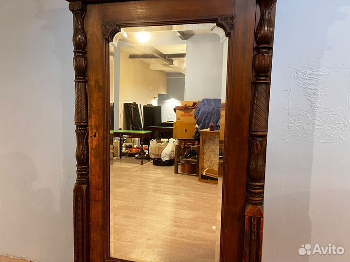 Старинный шкаф