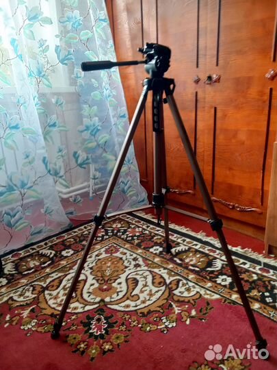 Штатив для видеокамеры