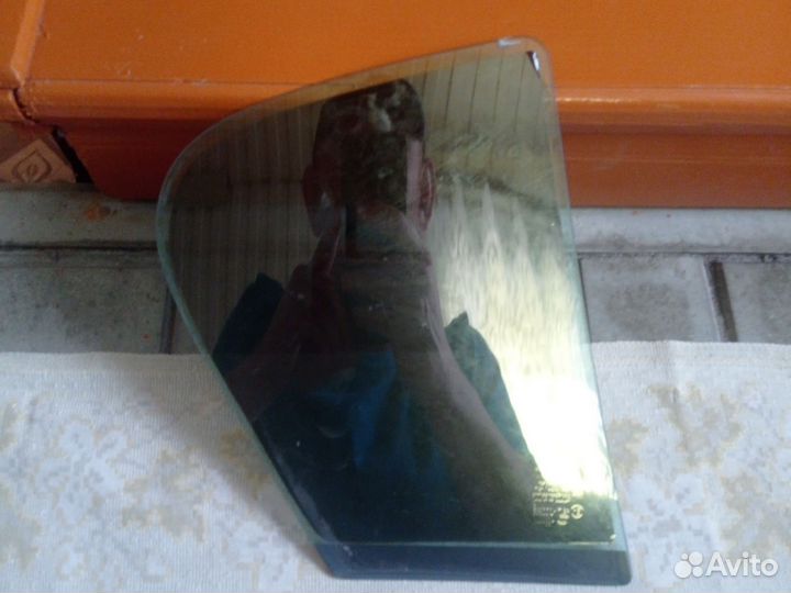 Задняя левая форточка Опель