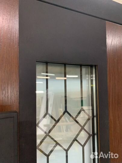 Дверь с вертикальной ручкой и стеклопакетом