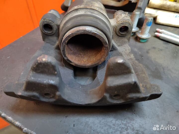 Суппорт тормозной передний левый Ford Focus 2/3