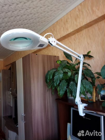 Лампа лупа на струбцине