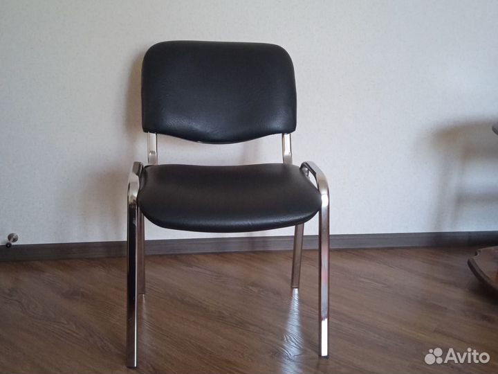 Стул офисный черный