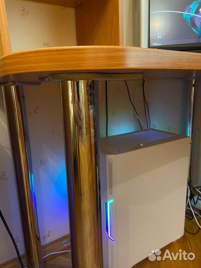 Угловой письменный стол на 2 рабочих месиа