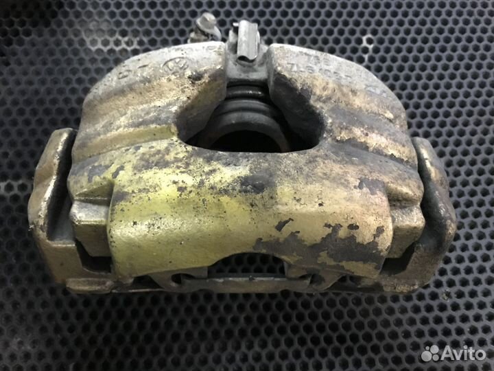 Суппорт передний Volkswagen Touareg