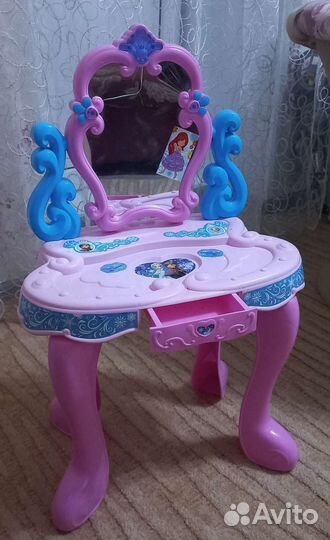 Туалетный столик с зеркалом и подсветкой