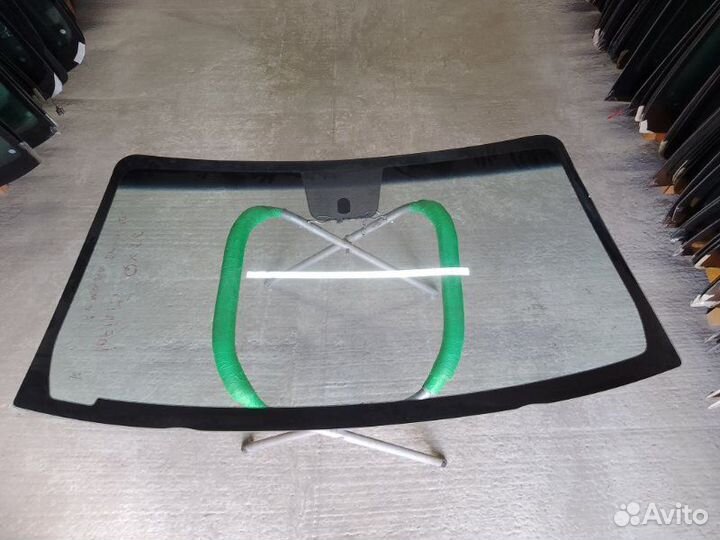 Стекло лобовое переднее Infiniti Qx56 JA60