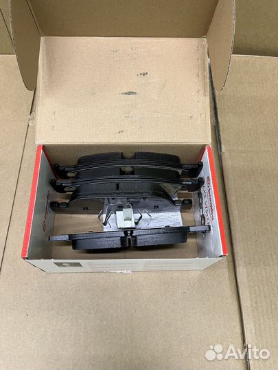 Колодки тормозные передние Brembo P86027