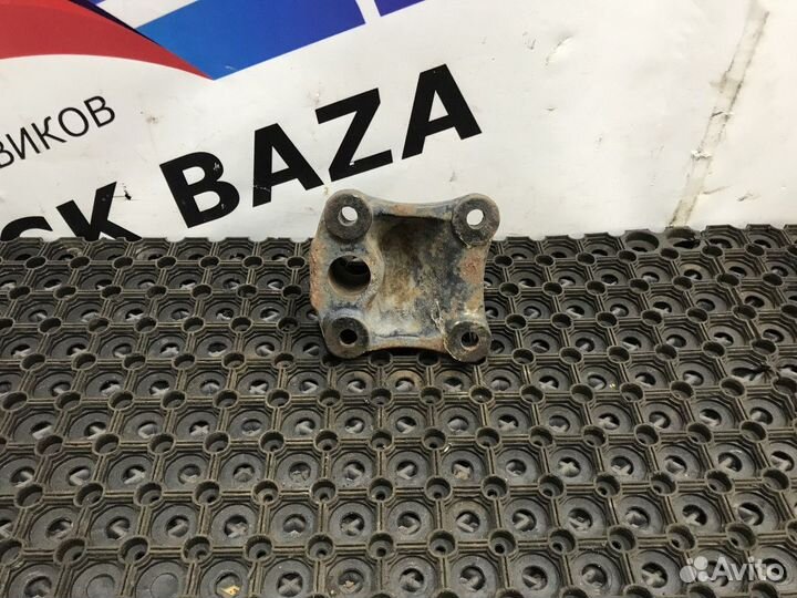 Кронштейн цилиндра подъема кабины