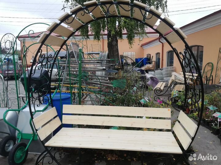 Скамейка с крышей