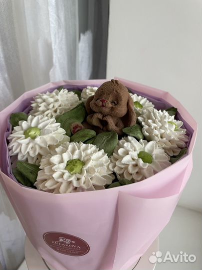 Букет зефирных хризантем с шоколадным зайкой