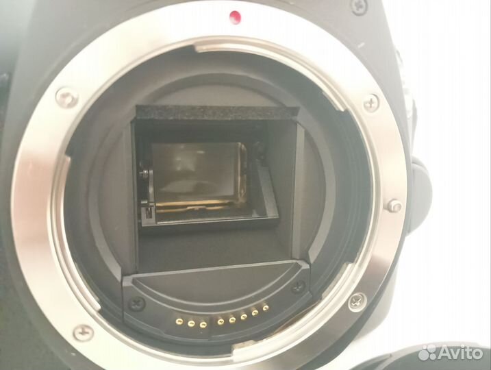 Зеркальный фотоаппарат Canon eos 2000d