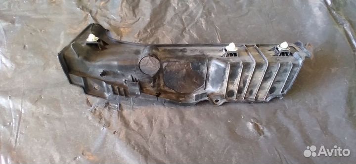 Накладка замка багажника Lexus LX 6444960020