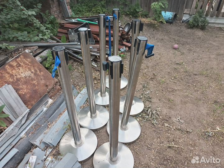 Стойки ограждения с лентой