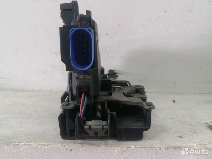 Замок двери передней левой Порш Кайен