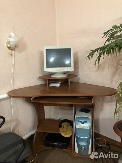 Компьютерный стол