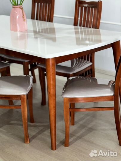 Стол и стулья