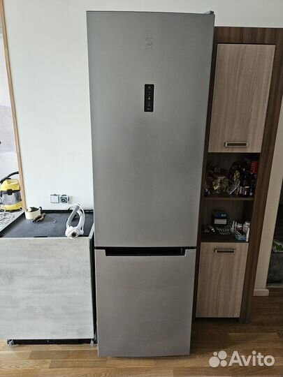 Холодильник Indesit DF 5200 S