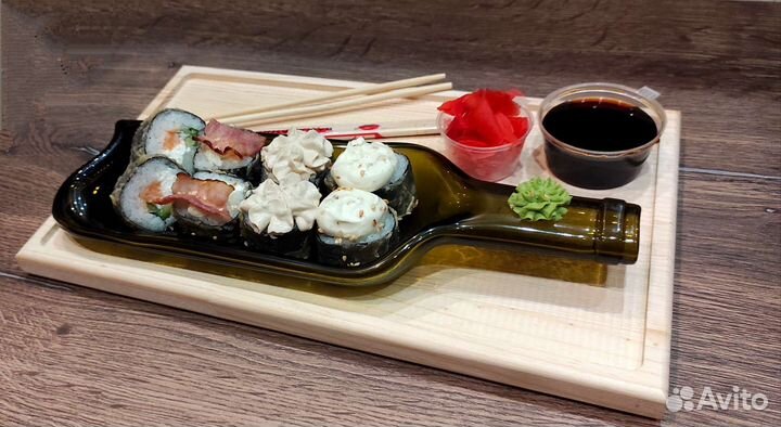 Тарелка бутылка на подносе