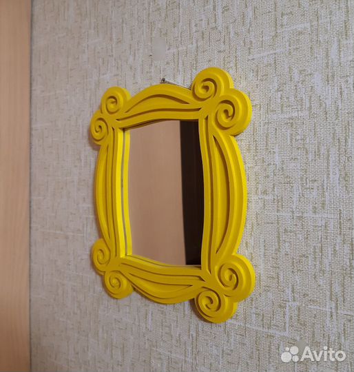 Зеркало в деревянной раме желтой