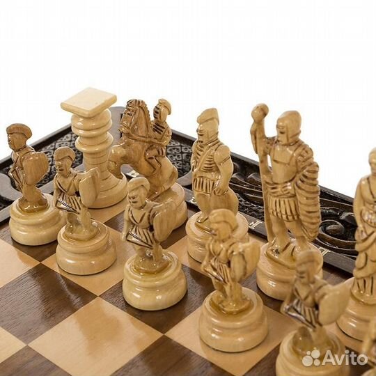 Шахматы резные в ларце 