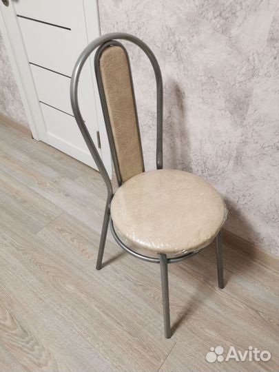 Бежевые стулья на металлокаркасе