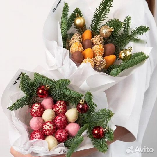 Клубника в шоколаде и еловые ветки букет