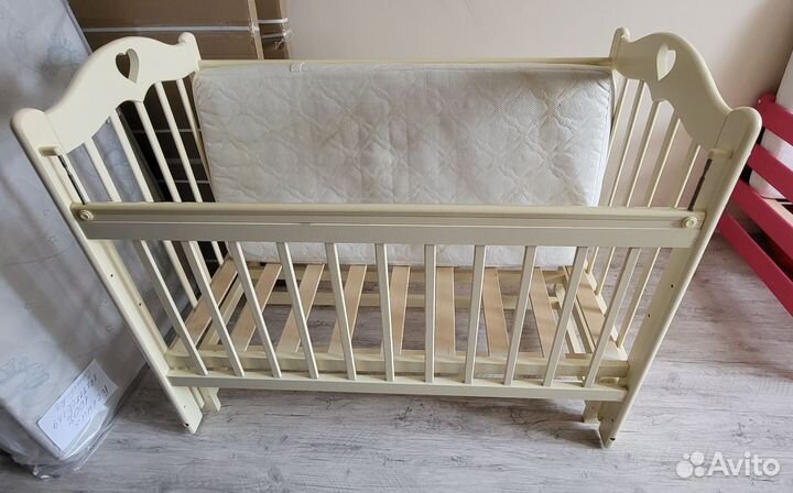 Детская кроватка с маятником