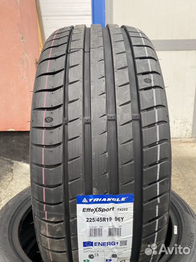 Triangle EffeXSport TH202 225/45 R19 96Y