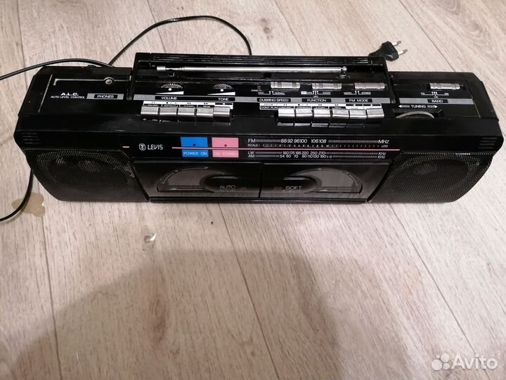 Кассетный магнитофон Levis