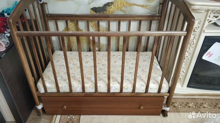 Детская кроватка с маятником