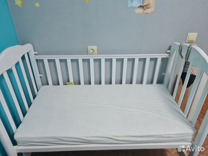 Детская кроватка с маятником