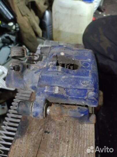 Задний правый суппорт Mazda Mazda 3 (BK)