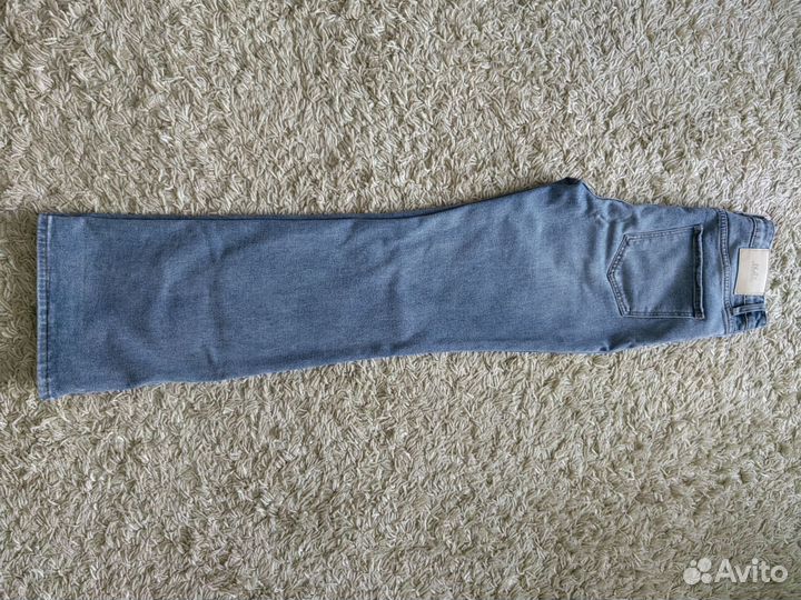 Джинсы клеш от колена insity