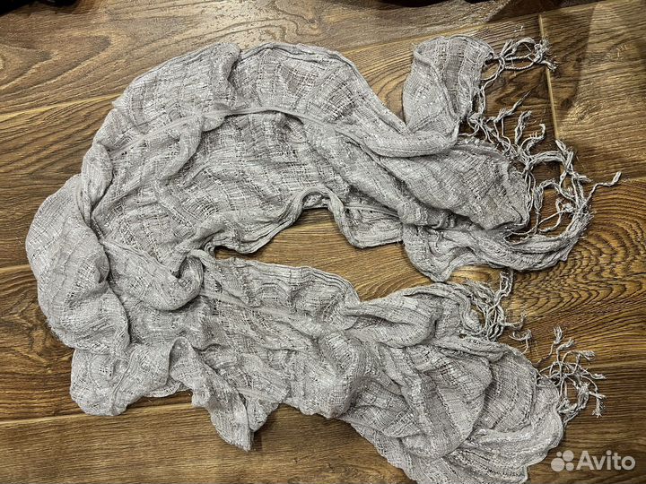 Шарфы и шапки и медицинский халат бесплатно