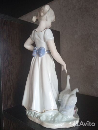 Статуэтка фарфор