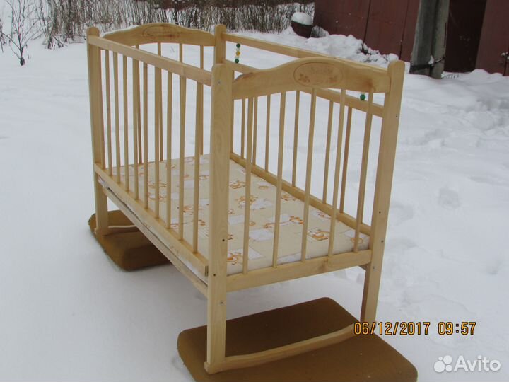 Продам детскую кровать качалку
