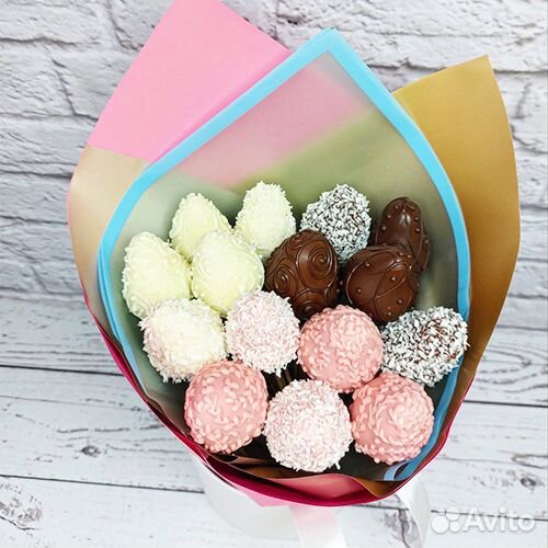 Букет с клубникой в белом и темном шоколаде арт. 3