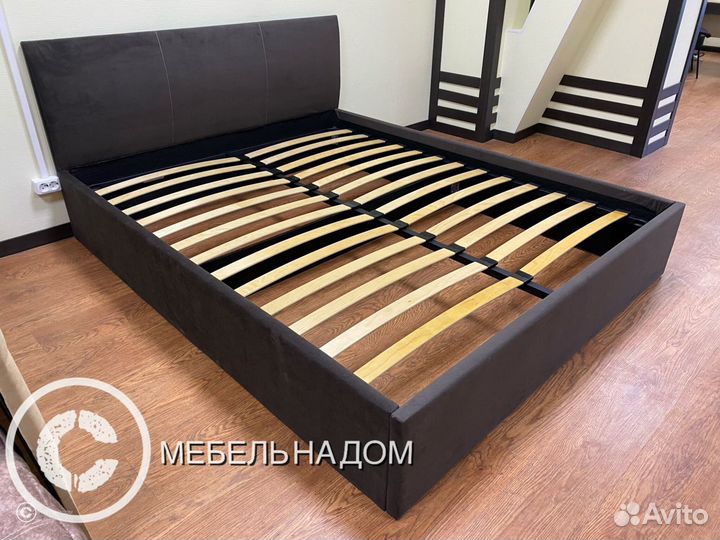 Кровать с мягким изголовьем