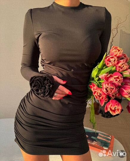 Платье с розами на рукавах