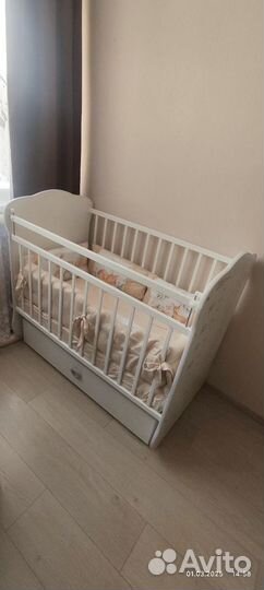 Детская кроватка с маятником и ящиком